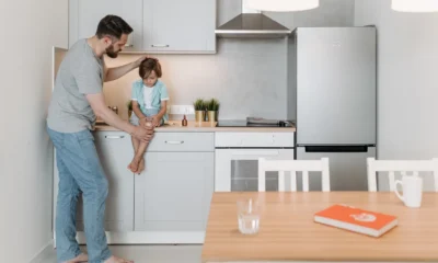 Frigorífico en cocina con medidor de energía para ilustrar cuantos watts consume una nevera y cómo afecta la factura