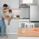 Frigorífico en cocina con medidor de energía para ilustrar cuantos watts consume una nevera y cómo afecta la factura