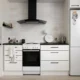 Frigorífico moderno con la etiqueta energética clase E visible en la puerta, ilustrando Cuánto consume un frigorífico clase E y cuánto cuesta al año en una cocina doméstica.
