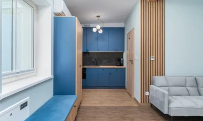 Frigorífico panelable empotrado con puerta a ras de los armarios en una cocina moderna, imagen para el artículo 'Mejores frigorificos para panelar: guía de compra y modelos clave'.