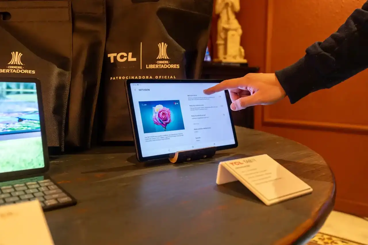 Frigorífico TCL y conservación de alimentos: claves y modelos — frigorífico TCL abierto con estantes ordenados y alimentos frescos para ilustrar buenas prácticas de conservación