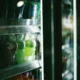 Interior de un frigorífico combi no enfría arriba con escarcha visible en el congelador y las rejillas traseras