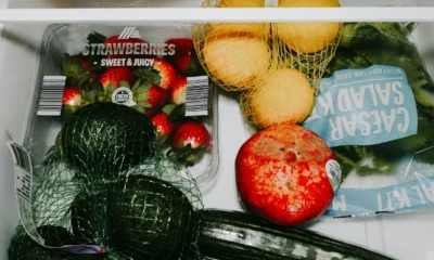 cajón de verduras se congela en un frigorífico con escarcha visible en la zona inferior