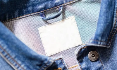 Primer plano de una etiqueta textil con el simbolo no lavar en lavadora marcado con una cubeta tachada