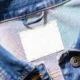 Primer plano de una etiqueta textil con el simbolo no lavar en lavadora marcado con una cubeta tachada