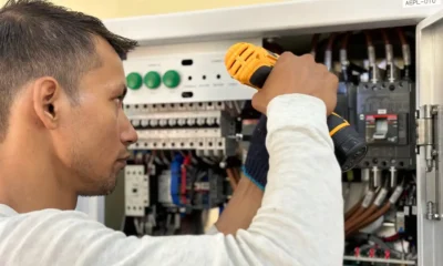 Técnico comprobando una caldera mural con multímetro y pantalla con código de fallo, imagen para Vaillant F33: qué significa y cómo actuar con seguridad