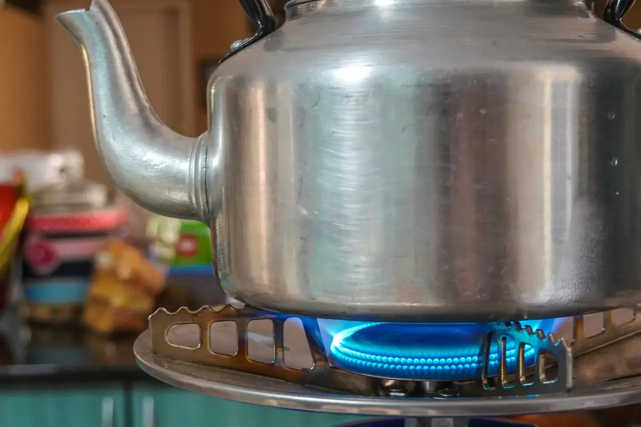 Foto de gas boiler repair relacionada con calderas ariston problemas para ilustrar una avería doméstica en una caldera
