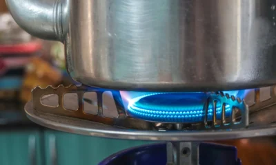 Técnico revisando una caldera manaut minox durante un servicio de mantenimiento