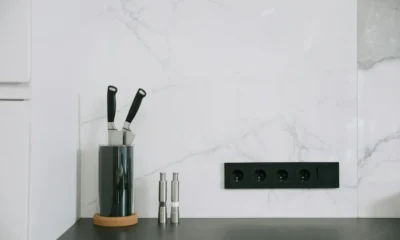 Foto de seguridad en electrodomésticos en la cocina, mostrando un enchufe GFCI y varios electrodomésticos para evitar accidentes.