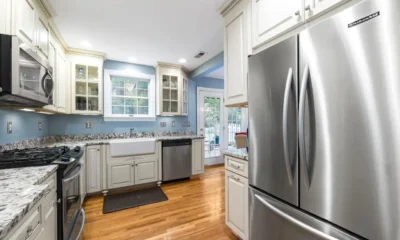 Frigorífico Balay Serie Cristal con alarma de temperatura en una cocina