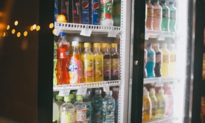 Botellas de agua para frigorifico de cristal colocadas en la puerta de la nevera, listas para servir agua fría.