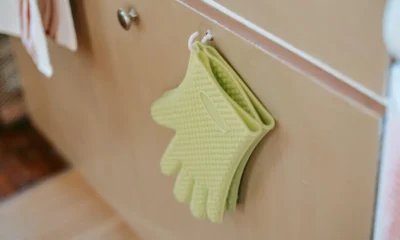 Manos con guantes limpiando el horno, una escena para cuidar horno
