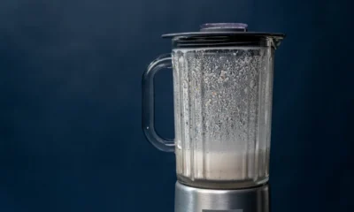 Persona limpiando un procesador de alimentos para mantener procesador de alimentos en buen estado.