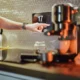 Persona usando un masterpro robot de cocina instrucciones en la pantalla táctil de un robot de cocina en una cocina moderna.