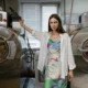 Lavadora Balay mostrando un código de error mientras se revisa el filtro de desagüe