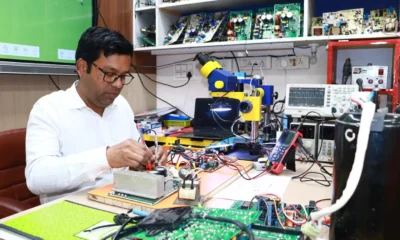 Técnico comprobando un aire acondicionado split con un mando que muestra un código de error, imagen para Códigos de error Saunier Duval aire acondicionado: guía completa