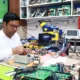 Técnico comprobando un aire acondicionado split con un mando que muestra un código de error, imagen para Códigos de error Saunier Duval aire acondicionado: guía completa