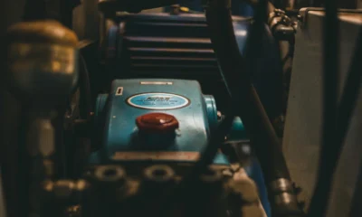 Foto de un grupo hidráulico en un taller industrial, mostrando bomba, motor eléctrico, depósito, mangueras y manómetro — Grupo hidráulico: qué es, partes, usos y cómo se dimensiona