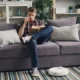 Ilife robot aspirador A30 Pro: análisis completo y precio real — Ilife A30 Pro en funcionamiento sobre suelo de madera junto a un sofá en una sala de estar moderna.