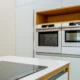 Primer plano de una placa de inducción se calienta sola mientras se cocina en la cocina