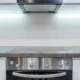 La placa de inducción se enciende y se apaga mientras se observa de cerca el panel de control de la cocina.
