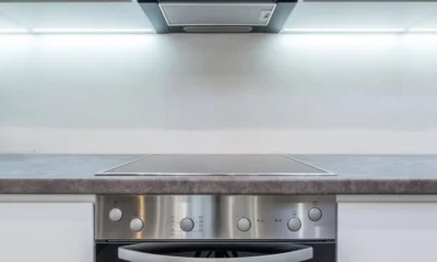 Pantalla de vitrocerámica balay error 9 al revés y un 1 en una cocina moderna con aviso en el panel