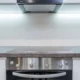 Pantalla de vitrocerámica balay error 9 al revés y un 1 en una cocina moderna con aviso en el panel