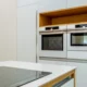 Cocina moderna con inducción, ideal para ilustrar mejores placas de inducción ocu 2024 en un artículo de comparativa y compra