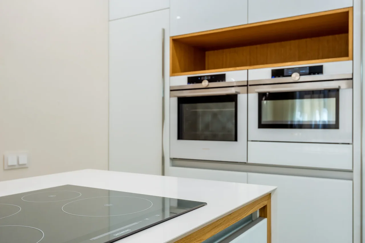 Cocina moderna con inducción, ideal para ilustrar mejores placas de inducción ocu 2024 en un artículo de comparativa y compra