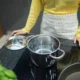 Placa de inducción no detecta sartén sobre una cocina moderna