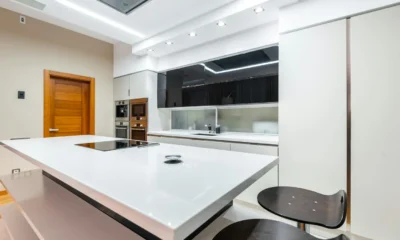 Foto de una cocina con la placa de inducción mostrando un código de error en la pantalla. Error F3 placa Electrolux.