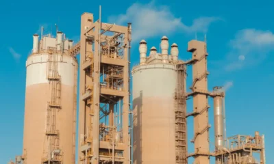 Técnico inspeccionando el panel de control de una caldera industrial con tuberías y vapor visibles, para ilustrar Caldera de vapor de electrodos: cómo funciona y dónde se usa.
