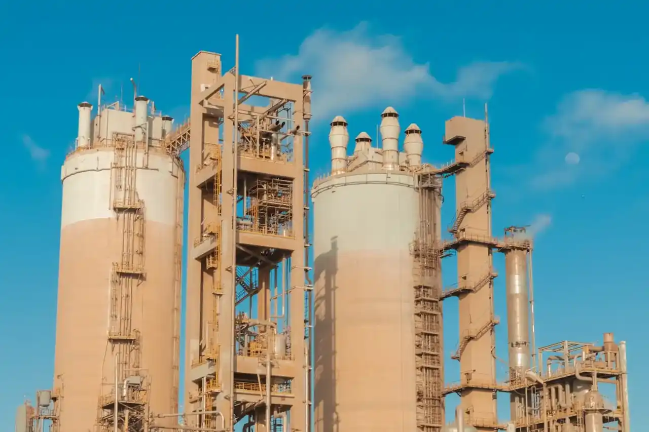 Técnico inspeccionando el panel de control de una caldera industrial con tuberías y vapor visibles, para ilustrar Caldera de vapor de electrodos: cómo funciona y dónde se usa.