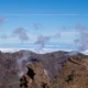 Técnico instalando una caldera de condensación en un cuarto de calderas, con tuberías y herramientas visibles — Instalación de caldera de condensación: requisitos, precio y normas