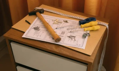 Persona instalando un microondas encastrable en un mueble de cocina, ilustrando como instalar microondas encastrable.