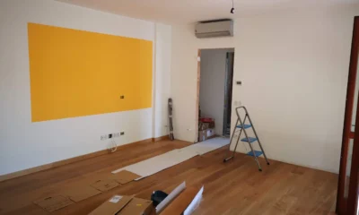 Técnico instalando un aire acondicionado nuevo en una vivienda para ilustrar el plan renove aire acondicionado 2025
