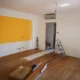 Técnico instalando un aire acondicionado nuevo en una vivienda para ilustrar el plan renove aire acondicionado 2025