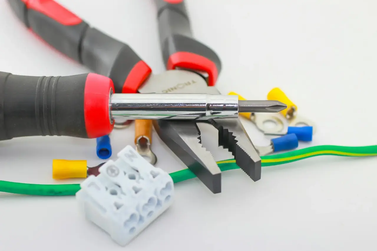 Guantes aislantes manipulando un cable para ilustrar electrical shock prevention