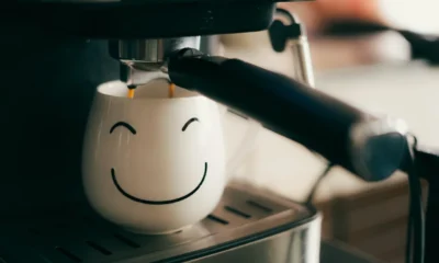 Tabla de errores de la cafetera Balay 3CF458XP junto al depósito de agua y las bandejas
