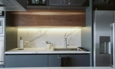 Cocina moderna con frigorífico integrado en panel, ideal para ilustrar un artículo sobre mejores frigorificos para panelar.