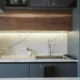 Cocina moderna con frigorífico integrado en panel, ideal para ilustrar un artículo sobre mejores frigorificos para panelar.