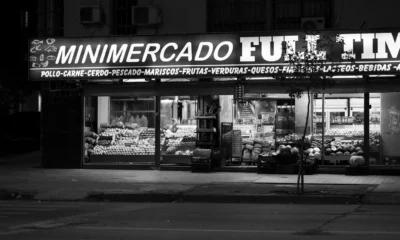Interior de un frigorífico no frost abierto mostrando carne en la balda inferior y verduras en los cajones — Dónde enfría más un frigorífico no frost y cómo aprovecharlo