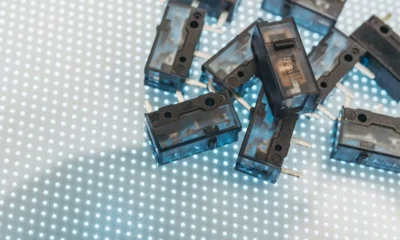 Técnico reparando el interior de una caldera con un microinterruptor en primer plano — Microinterruptor Junkers: modelos, precios y compatibilidades