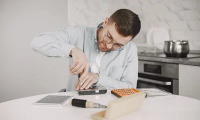 Manos revisando un electrodoméstico de cocina por error 52 thermomix