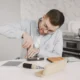 Manos revisando un electrodoméstico de cocina por error 52 thermomix