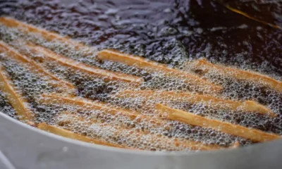Campana extractora no aspira humo por filtro metálico lleno de grasa en una cocina