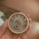 Termómetro dentro de la nevera para ilustrar a que temperatura tiene que estar la nevera