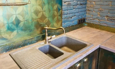 Instalación de cocina con sifón y tuberías para ilustrar la altura desagüe lavavajillas
