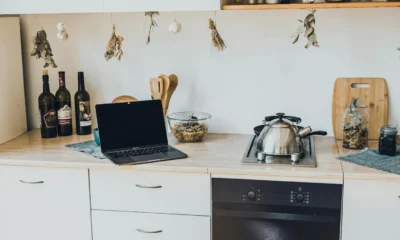 Imagen de una cocina moderna con electrodomésticos innovadores, ideal para ilustrar el artículo.