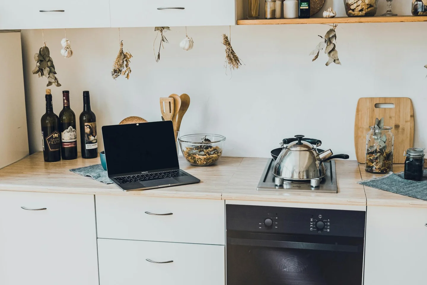 Imagen de una cocina moderna con electrodomésticos innovadores, ideal para ilustrar el artículo.